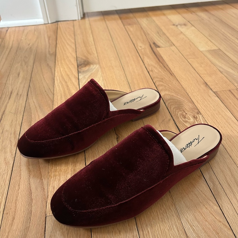Trotters 10W Burgundy Velvet Loafers